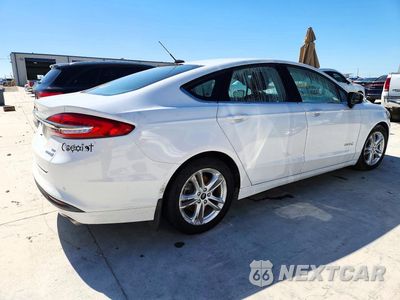 Trzecie zdjęcie samochodu z tyłu: 2018 FORD FUSION SE HYBRID VIN:3FA6P0LU6JR211859 - miniatura