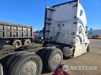 Trzecie zdjęcie samochodu z tyłu: 2018 FREIGHTLINER CASCADIA 126 SEMI TRUCK VIN:3AKJHHDR5JSJT6240 - miniatura