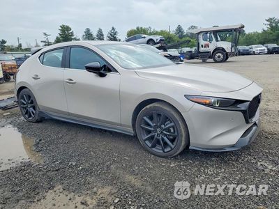 Czwarte zdjęcie samochodu z boku: 2025 MAZDA 3 PREMIUM PLUS VIN:JM1BPBNY7S1761328 - miniatura