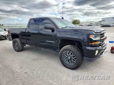 Czwarte zdjęcie samochodu z boku: 2017 CHEVROLET SILVERADO K1500 LT VIN:1GCVKRECXHZ376817 - miniatura