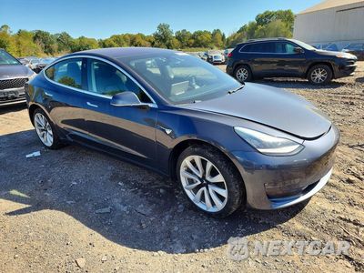 Czwarte zdjęcie samochodu z boku: 2018 TESLA MODEL 3 VIN:5YJ3E1EA9JF020031 - miniatura