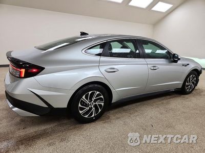 Trzecie zdjęcie samochodu z tyłu: 2026 HYUNDAI SONATA HYBRID BLUE VIN:KMHL24JJ7TA176429 - miniatura