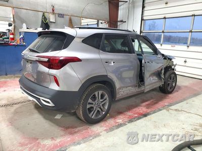 Trzecie zdjęcie samochodu z tyłu: 2022 KIA SELTOS S VIN:KNDEU2AA6N7295133 - miniatura