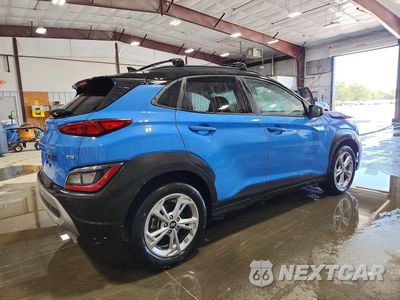 Trzecie zdjęcie samochodu z tyłu: 2022 HYUNDAI KONA SEL VIN:KM8K6CAB4NU919388 - miniatura