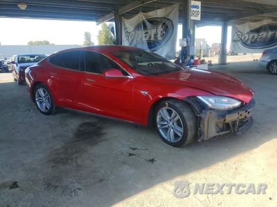 Czwarte zdjęcie samochodu z boku: 2015 TESLA MODEL S VIN:5YJSA1E23FF106877 - miniatura