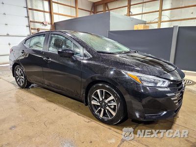 Czwarte zdjęcie samochodu z boku: 2025 NISSAN VERSA SV VIN:3N1CN8EV0SL906014 - miniatura
