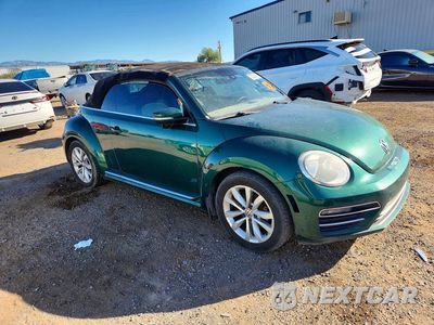 Czwarte zdjęcie samochodu z boku: 2017 VOLKSWAGEN BEETLE S/SE VIN:3VW517AT2HM824608 - miniatura