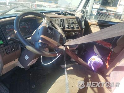 Zdjęcie 8 z 14 samochodu: 2014 VOLVO VNL SEMI TRUCK VIN:4V4NC9EH5EN148773 - miniatura