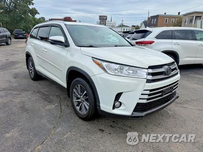 Czwarte zdjęcie samochodu z boku: 2019 TOYOTA HIGHLANDER XLE VIN:5TDJZRFH8KS583445 - miniatura