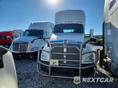 Piąte zdjęcie samochodu w środku: 2016 KENWORTH T680 SEMI TRUCK VIN:1XKYD49XXGJ119259 - miniatura