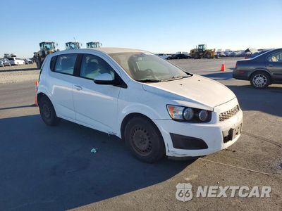 Czwarte zdjęcie samochodu z boku: 2013 CHEVROLET SONIC LS VIN:1G1JA6SH0D4200035 - miniatura