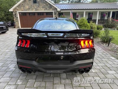 Czwarte zdjęcie samochodu z boku: 2024 FORD MUSTANG DARK HORSE VIN:1FA6P8R00R5506716 - miniatura