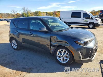 Czwarte zdjęcie samochodu z boku: 2023 KIA SOUL S VIN:KNDJ23AU9P7205545 - miniatura