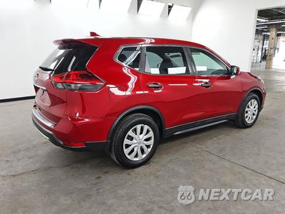 Trzecie zdjęcie samochodu z tyłu: 2017 NISSAN ROGUE S VIN:5N1AT2MT4HC775919 - miniatura