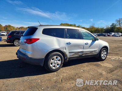 Trzecie zdjęcie samochodu z tyłu: 2011 CHEVROLET TRAVERSE LS VIN:1GNKVEED4BJ389264 - miniatura