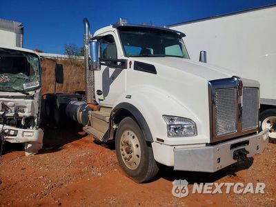 Czwarte zdjęcie samochodu z boku: 2023 KENWORTH T880 SEMI TRUCK VIN:1XKZD40XXPJ261421 - miniatura