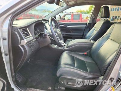 Zdjęcie 7 z 14 samochodu: 2019 TOYOTA HIGHLANDER XLE VIN:5TDJZRFH0KS948975 - miniatura