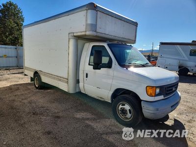 Czwarte zdjęcie samochodu z boku: 2007 FORD ECONOLINE E450 SUPER DUTY CUTAWAY VAN VIN:1FDXE45S07DA18028 - miniatura
