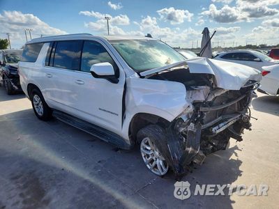 Czwarte zdjęcie samochodu z boku: 2021 CHEVROLET SUBURBAN C1500 LT VIN:1GNSCCKD1MR235534 - miniatura