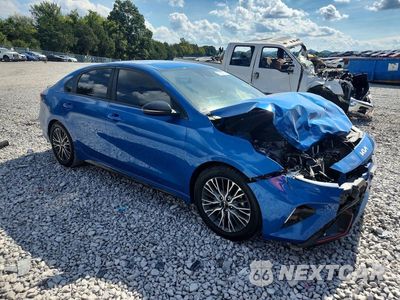 Czwarte zdjęcie samochodu z boku: 2023 KIA FORTE GT LINE VIN:3KPF54ADXPE585806 - miniatura