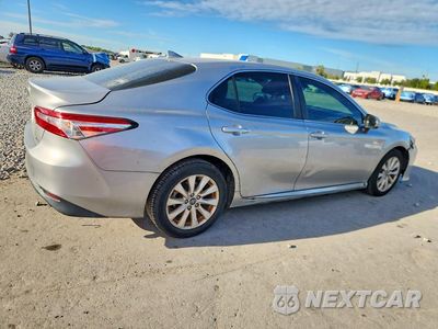 Trzecie zdjęcie samochodu z tyłu: 2020 TOYOTA CAMRY LE VIN:4T1C11AKXLU902664 - miniatura