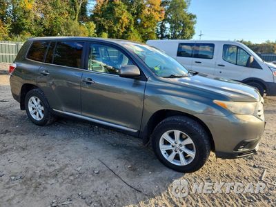 Czwarte zdjęcie samochodu z boku: 2013 TOYOTA HIGHLANDER BASE VIN:5TDBK3EH6DS194457 - miniatura