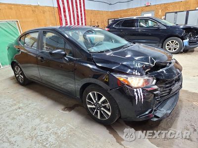 Czwarte zdjęcie samochodu z boku: 2023 NISSAN VERSA SV VIN:3N1CN8EV5PL837568 - miniatura