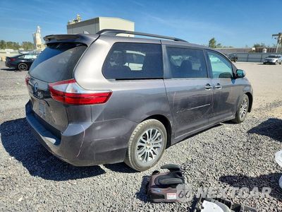 Trzecie zdjęcie samochodu z tyłu: 2018 TOYOTA SIENNA XLE 8-PASSENGER VIN:5TDYZ3DC5JS936354 - miniatura
