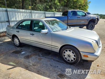 Czwarte zdjęcie samochodu z boku: 1999 MERCEDES-BENZ E 320 VIN:WDBJF65H0XA877725 - miniatura