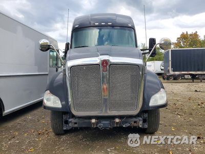 Piąte zdjęcie samochodu w środku: 2016 KENWORTH T680 SEMI TRUCK VIN:1XKYD49X5GJ463937 - miniatura