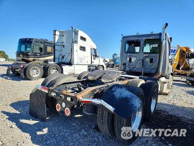 Trzecie zdjęcie samochodu z tyłu: 2016 FREIGHTLINER CASCADIA 1 VIN:3AKJGBDV1GDGX8707 - miniatura