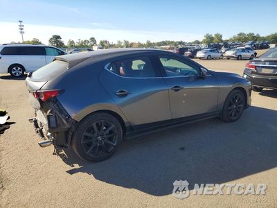 Trzecie zdjęcie samochodu z tyłu: 2026 MAZDA 3 PREMIUM VIN:JM1BPAML0T1857173 - miniatura