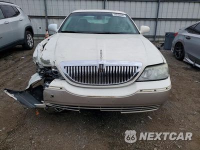 Piąte zdjęcie samochodu w środku: 2003 LINCOLN TOWN CAR SIGNATURE VIN:1LNHM82W43Y643251 - miniatura