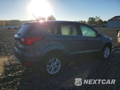 Trzecie zdjęcie samochodu z tyłu: 2019 FORD ESCAPE SE VIN:1FMCU0GD1KUA40105 - miniatura