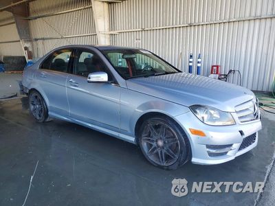 Czwarte zdjęcie samochodu z boku: 2013 MERCEDES-BENZ C 250 VIN:WDDGF4HBXDA866837 - miniatura