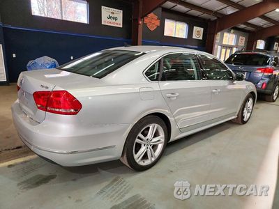 Trzecie zdjęcie samochodu z tyłu: 2015 VOLKSWAGEN PASSAT SE VIN:1VWBT7A31FC106558 - miniatura