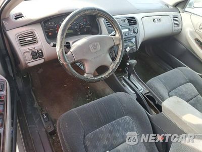Zdjęcie 8 z 13 samochodu: 2002 HONDA ACCORD EX VIN:1HGCG16502A079864 - miniatura