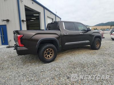 Trzecie zdjęcie samochodu z tyłu: 2024 TOYOTA TUNDRA 1794 EDITION HV VIN:5TFMC5DB2RX050503 - miniatura