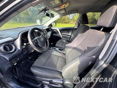 Piąte zdjęcie samochodu w środku: 2018 TOYOTA RAV4 HYBRID LE VIN:JTMRJREV5JD212545 - miniatura