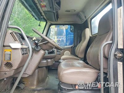 Zdjęcie 7 z 11 samochodu: 2012 VOLVO VNL SEMI TRUCK VIN:4V4NC9EJ0CN559417 - miniatura