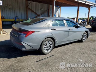 Trzecie zdjęcie samochodu z tyłu: 2024 HYUNDAI ELANTRA BLUE VIN:KMHLM4DJ6RU106398 - miniatura