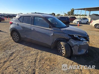 Czwarte zdjęcie samochodu z boku: 2021 NISSAN KICKS SV VIN:3N1CP5CVXML508307 - miniatura