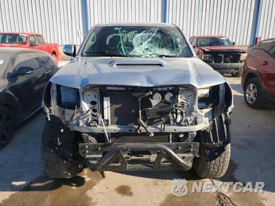 Piąte zdjęcie samochodu w środku: 2015 TOYOTA TACOMA V6 VIN:3TMLU4EN6FM198165 - miniatura