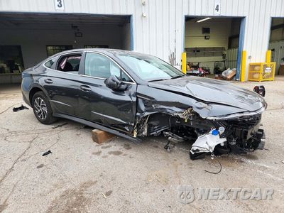 Czwarte zdjęcie samochodu z boku: 2026 HYUNDAI SONATA HYBRID BLUE VIN:KMHL24JJ9TA174052 - miniatura