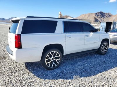 Trzecie zdjęcie samochodu z tyłu: 2019 CHEVROLET SUBURBAN C1500 LT VIN:1GNSCHKC7KR333825 - miniatura