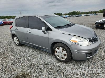 Czwarte zdjęcie samochodu z boku: 2012 NISSAN VERSA 1.8 S VIN:3N1BC1CP8CK284749 - miniatura