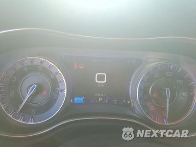Zdjęcie 9 z 12 samochodu: 2018 CHRYSLER 300 LIMITED VIN:2C3CCAKG5JH165239 - miniatura