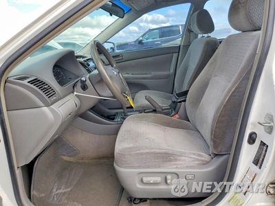 Zdjęcie 7 z 13 samochodu: 2004 TOYOTA CAMRY LE VIN:JTDBE32K540262774 - miniatura