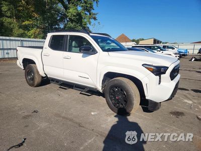 Czwarte zdjęcie samochodu z boku: 2025 TOYOTA TACOMA SR5 VIN:3TMLB5JN1SM151749 - miniatura