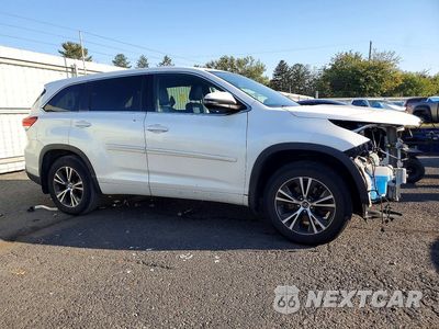 Czwarte zdjęcie samochodu z boku: 2017 TOYOTA HIGHLANDER LE PLUS VIN:5TDBZRFH0HS445931 - miniatura